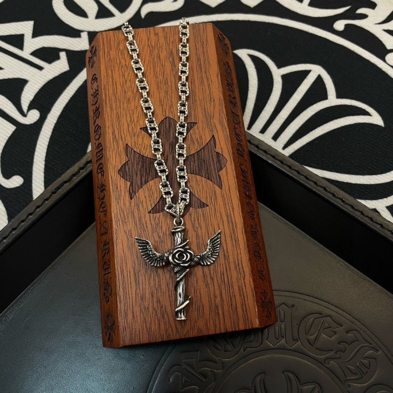 Ch*0me He**ts necklaces